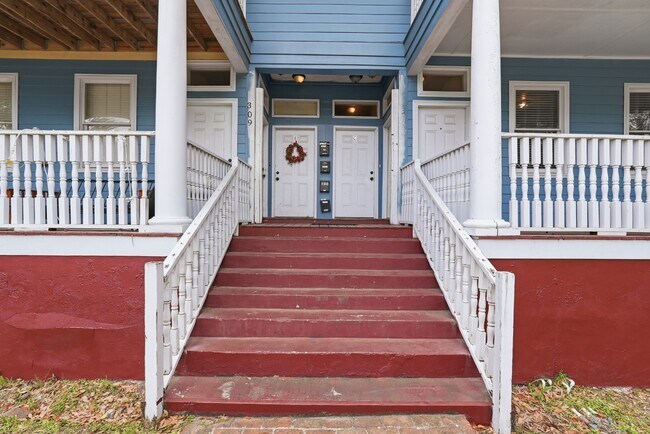 Building Photo - 309 W 41st St
