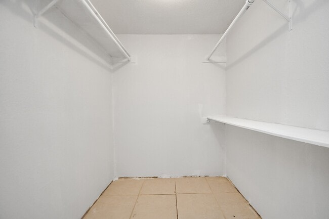 Building Photo - 9700 Leawood Blvd