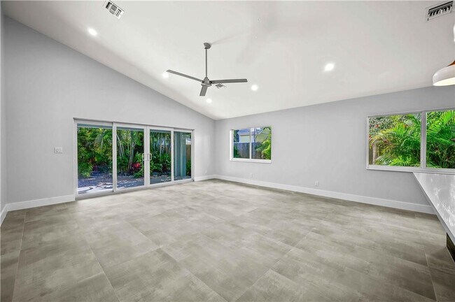 Building Photo - 828 NE 17th Way
