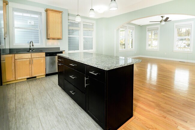 Building Photo - 819 S Morton St