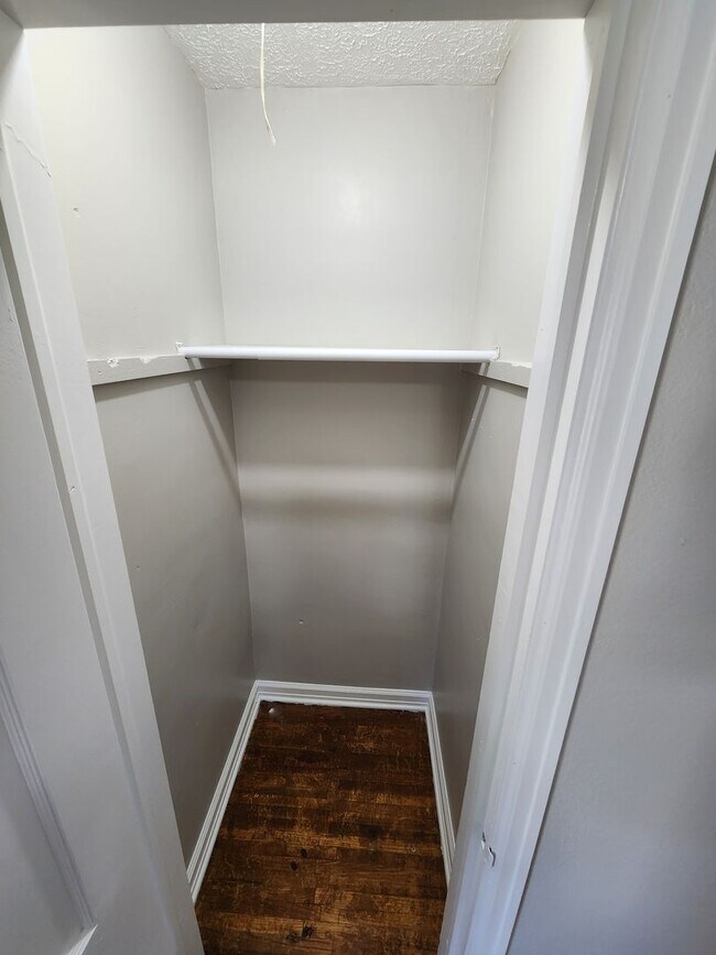 Building Photo - Spacious 3-Bedroom, 2-Bathroom Home AVAILA...