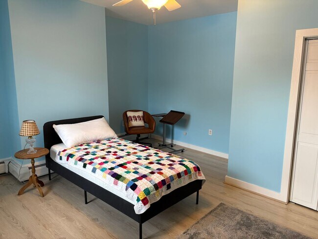 Building Photo - Centrally located 1 bedroom unit, flexible rental terms, partially furnished