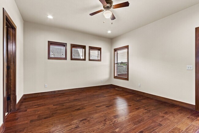Building Photo - Prime Fayetteville Location with Easy Access to Amenities!