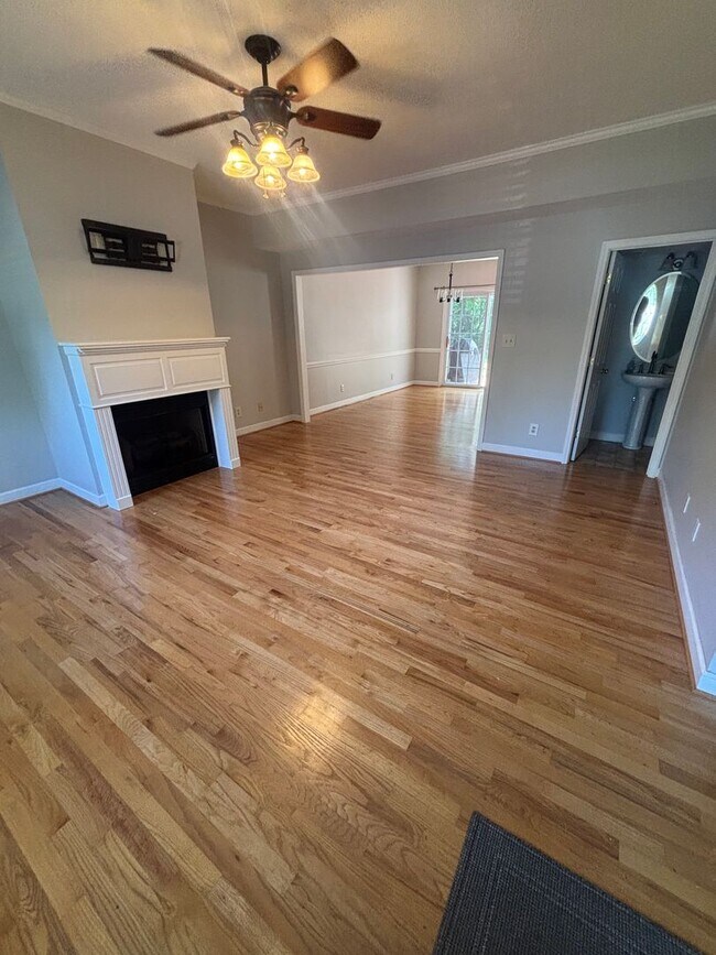 Building Photo - Beautifully Maintained Townhome In The Heart Of Town!