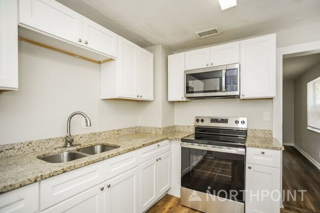 Building Photo - 2040 Union St S