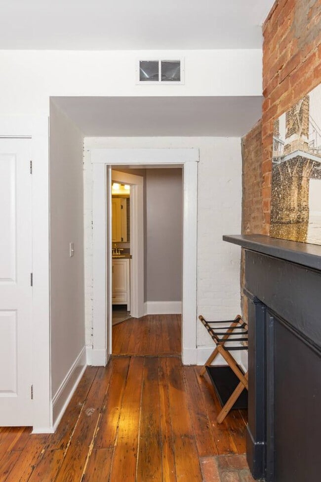 Building Photo - 152 E McMicken Ave