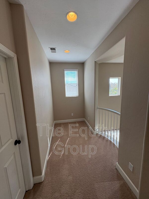 Building Photo - 3116 W Buena Vista Ave