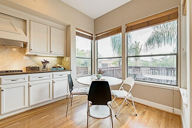 Building Photo - 5422 Lillian St