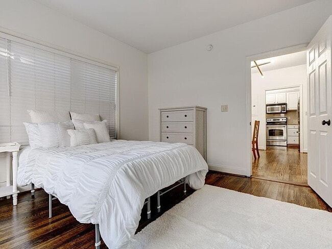 Building Photo - "Charming 2-Bedroom Retreat in Birmingham – Cozy 932 Sq Ft Haven!"