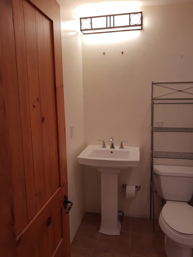 Bath sink - 114 Aldasoro Rd