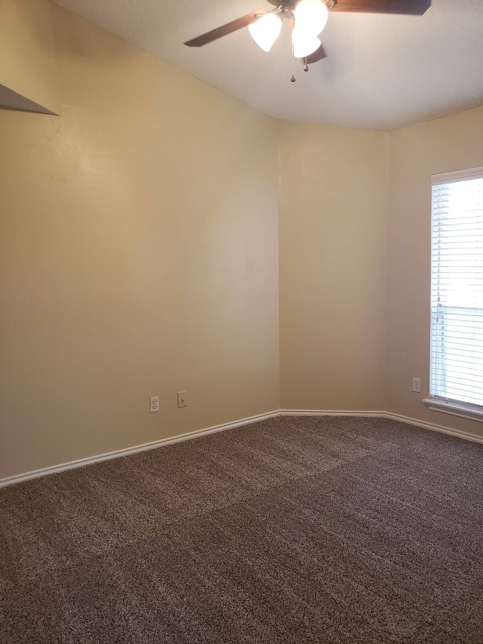 Building Photo - 2212 Carriage Hill