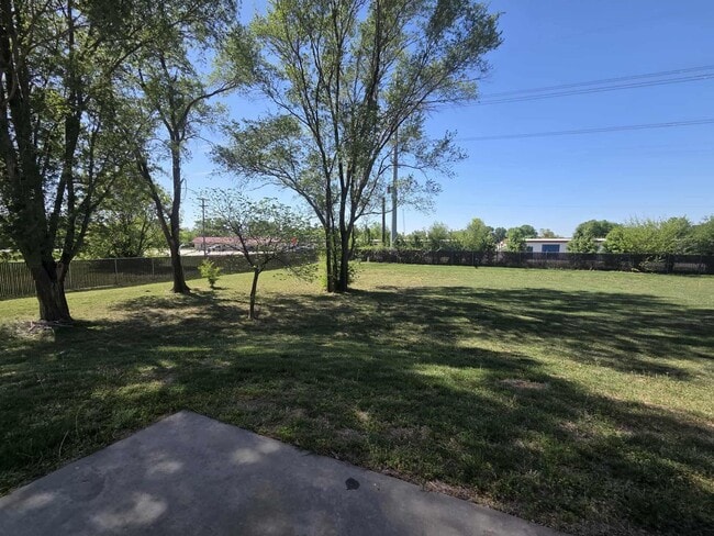 Building Photo - Beautiful Town House