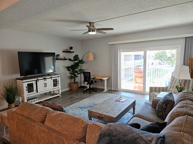 Building Photo - 255 Capri Cir N