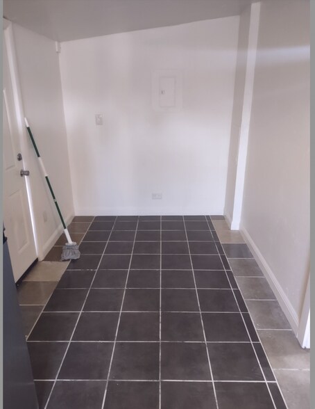 Living/general area - 713 W Pima St