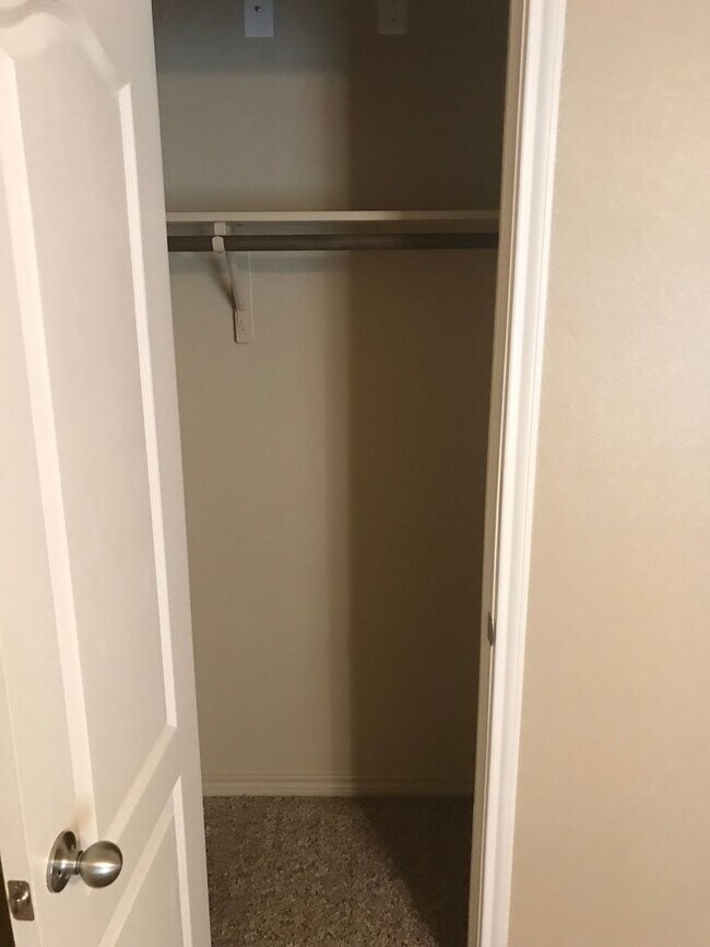 Building Photo - 3 bedroom 2 bath Duplex Text 302-231-7228 for more info