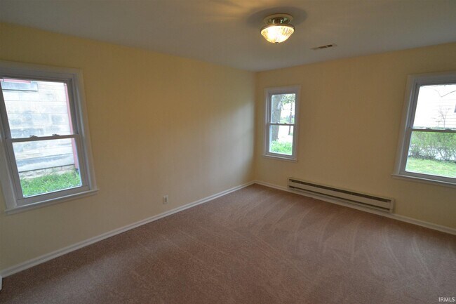 Building Photo - 830 S Woodlawn Ave