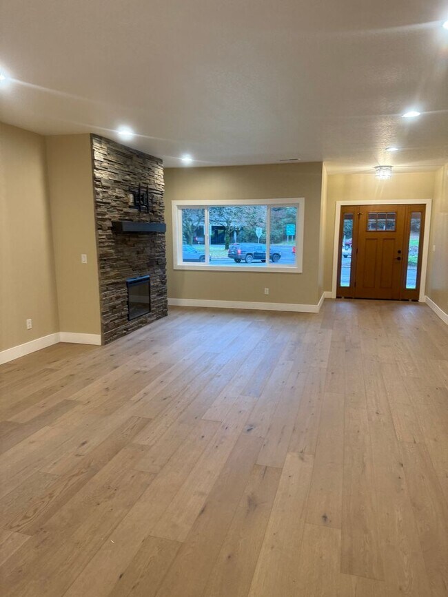 Building Photo - Newly Remolded 4-bedroom 3 bath Home in Downtown Woodland WA