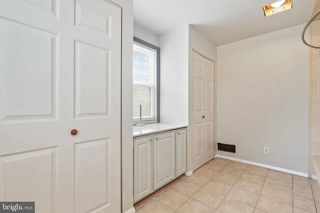 Building Photo - Picture-Perfect 2 Bedroom Home!