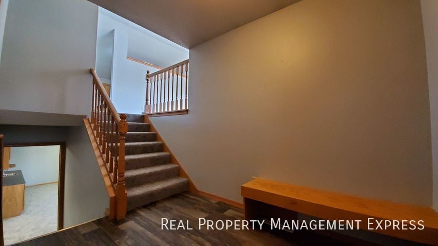Building Photo - 3 Bed 3 Bath Home with 2 Stall Attached Ga...