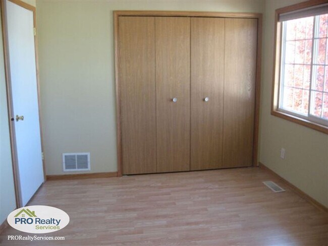 Building Photo - 3 Bedroom House in Maple Grove