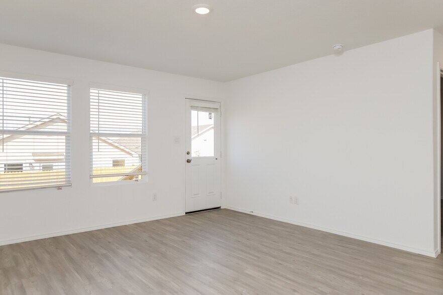 Building Photo - 2907 Millikan Dr