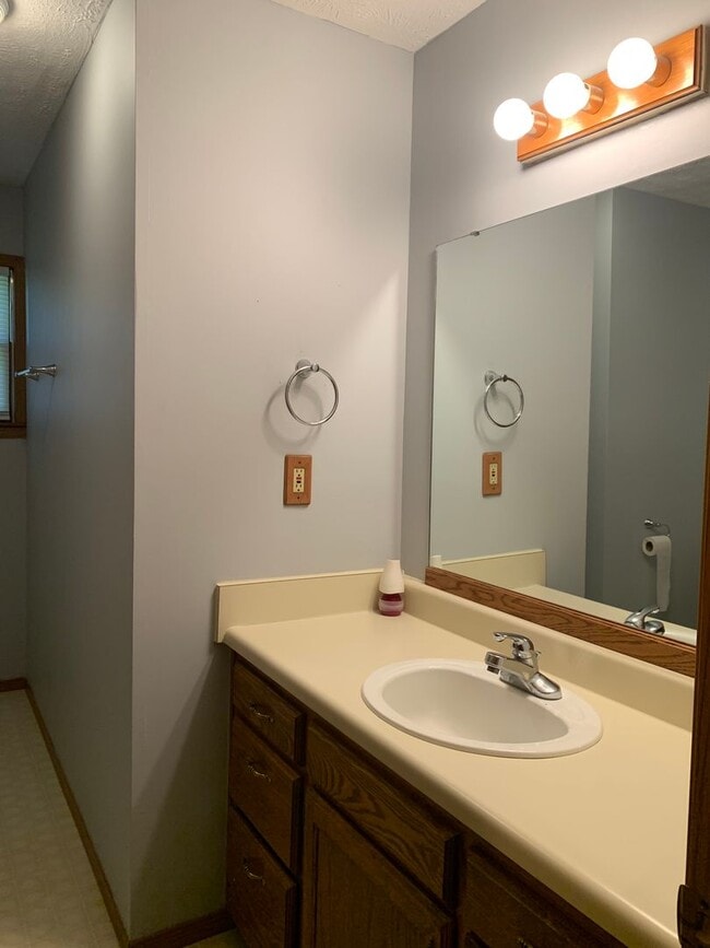 Building Photo - Walnut Grove House 3 Bedroom 1 Bath + covered car port!