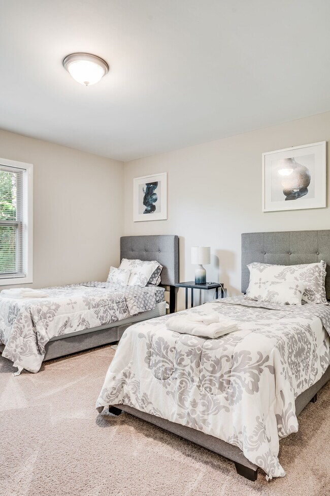 Building Photo - 2265 Columbia Dr