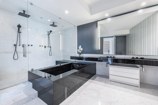 Building Photo - 18555 Collins Ave