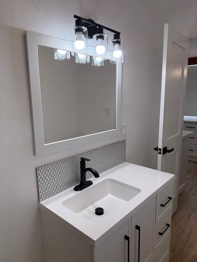 Building Photo - Luxury 2 bedroom 1 bath duplex in a great neighborhood!