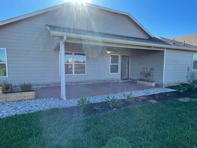 Building Photo - Spectacular 4 bedroom, 2 bath home in Owasso