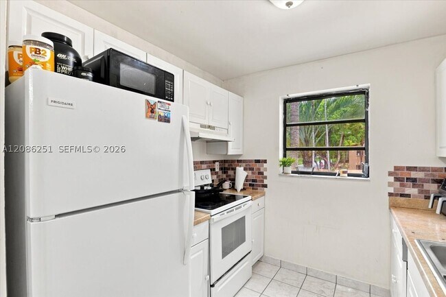 Building Photo - 6375 SW 136th Ct