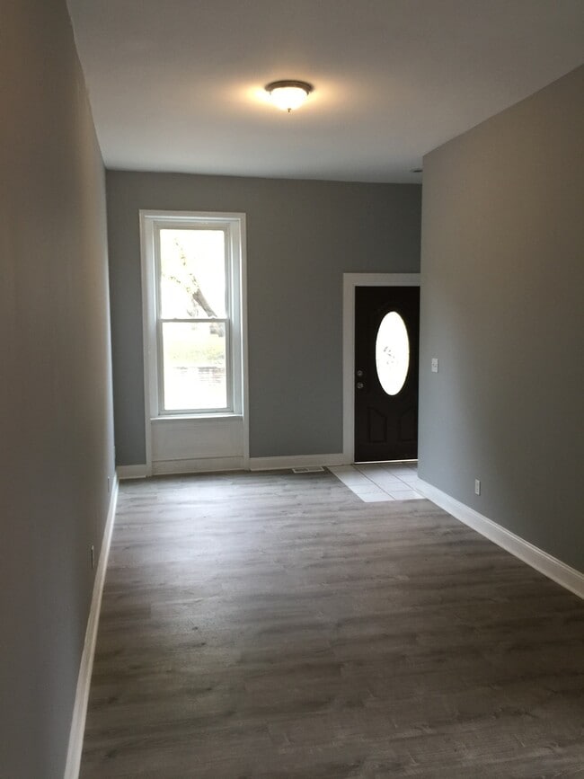 Building Photo - Spacious 3 Bed, 2 Full Bath Home! Renovate...
