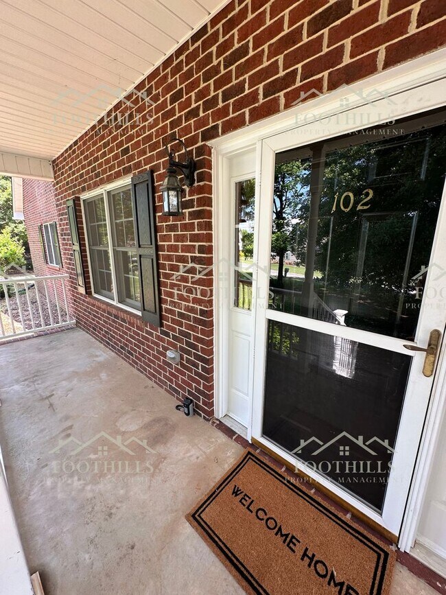 Building Photo - Stylish and Spacious 4-Bed Home with Scree...