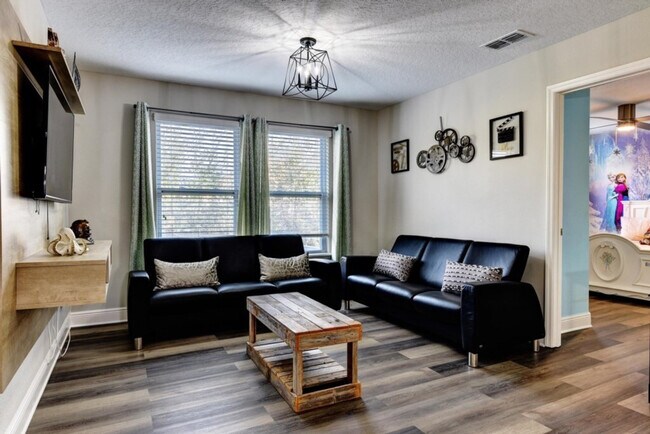 Building Photo - 5254 Wildwood Wy