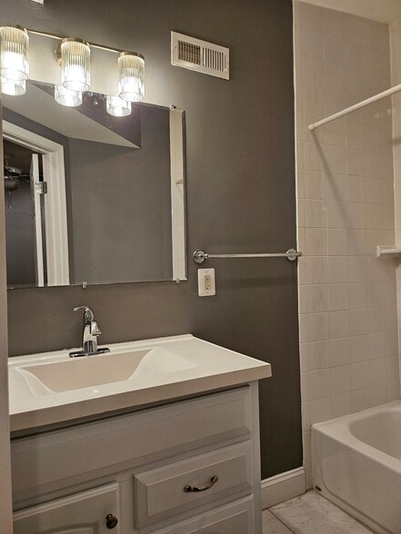 Building Photo - 908 S Hanover St