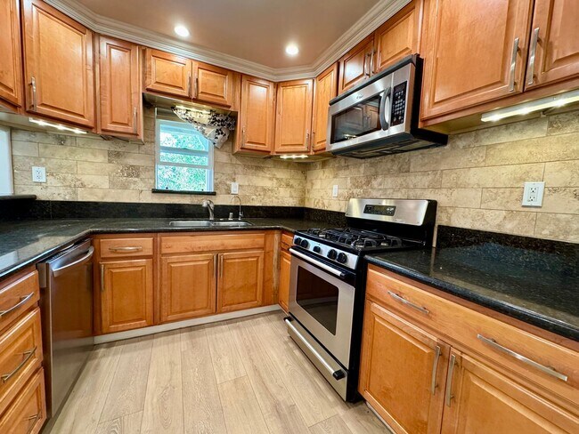Building Photo - 514 Hill Dr