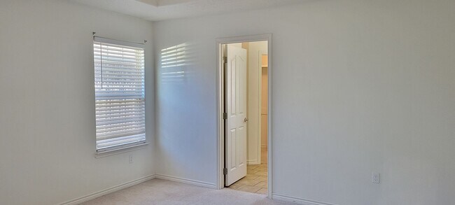 Building Photo - NEWER HOME ON QUIET STREET