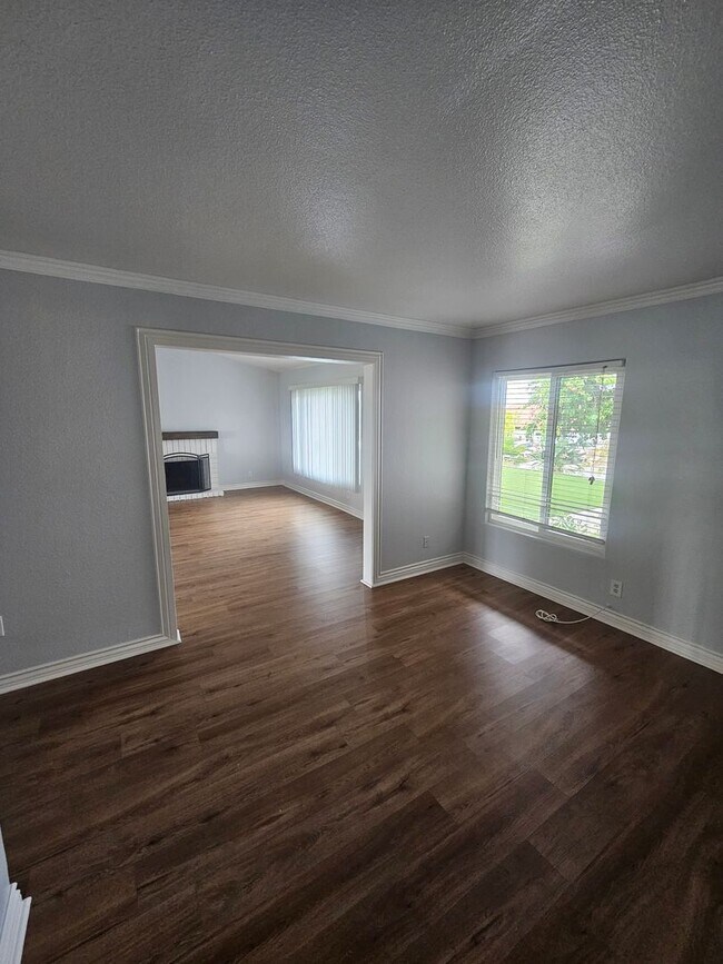 Building Photo - 4 bed 2 bath house