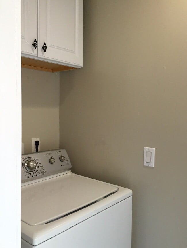 Building Photo - 153 S La Peer Dr
