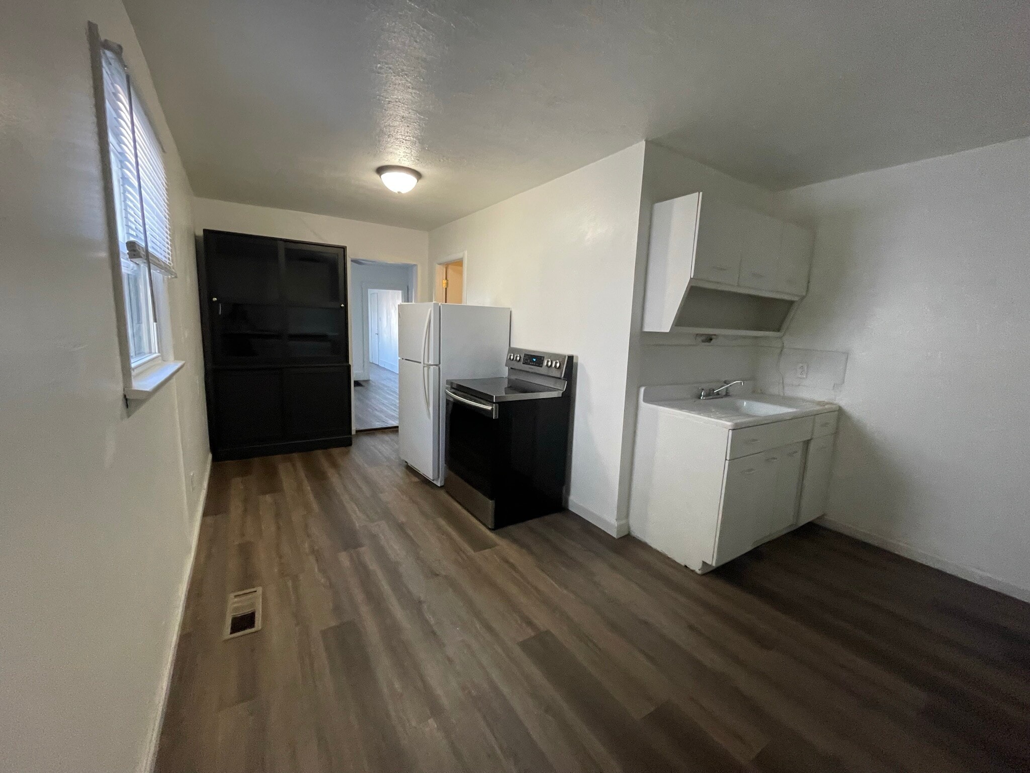 Building Photo - 765 S Main St