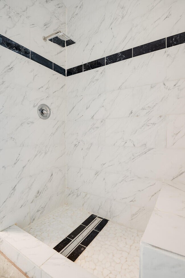 Building Photo - 6351 Lakewood Dr