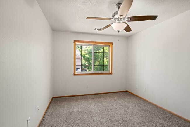 Building Photo - 608 Shadow Way