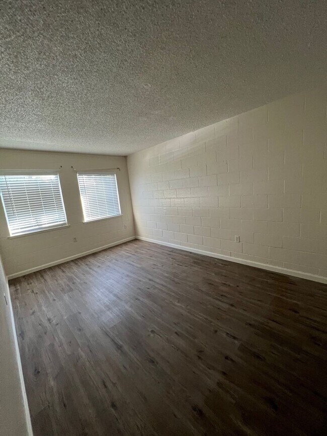 Building Photo - 190 Griswold Way
