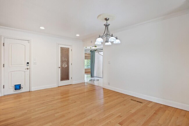Building Photo - 692 Menker Ave