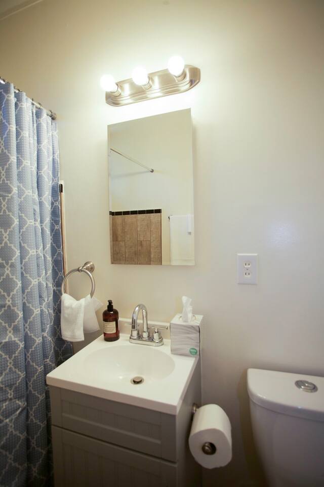 Building Photo - 604 E 8th St