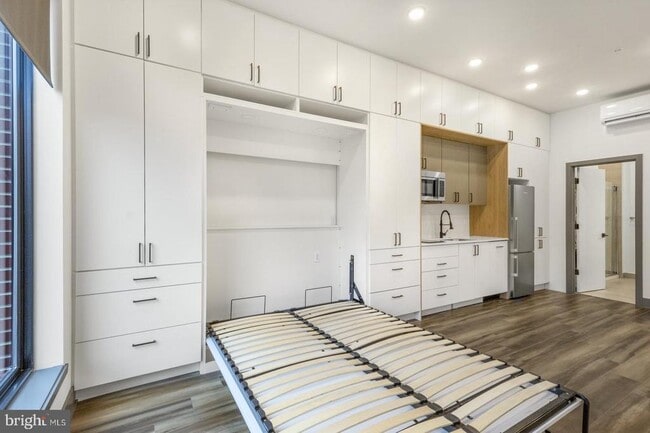 Building Photo - 1935 E Hazzard St