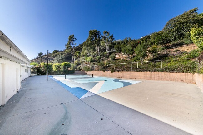 Building Photo - Alto Cedro Estate Lease