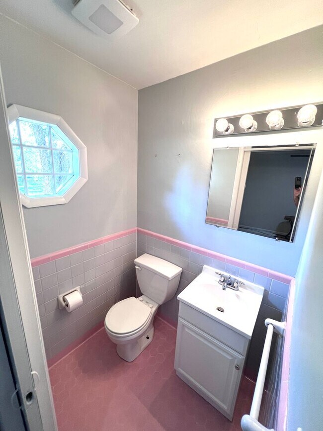 Building Photo - $2500/mo A newly remodeled 3 bedroom 2.5 B...