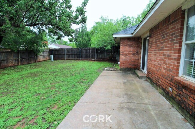 Building Photo - 927 Castle Rd