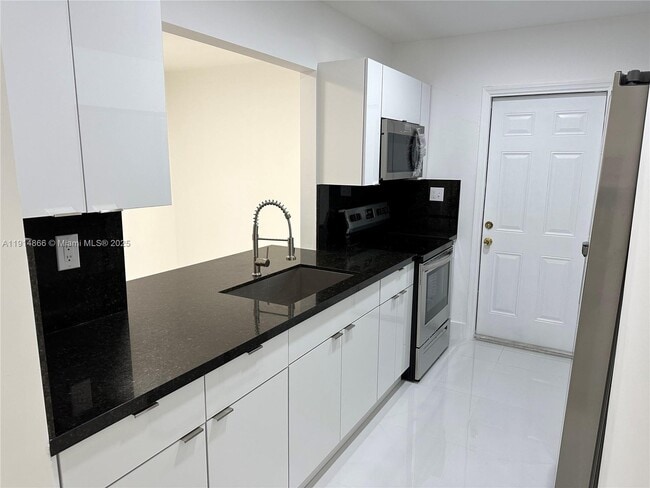 Building Photo - 6936 SW 22nd St